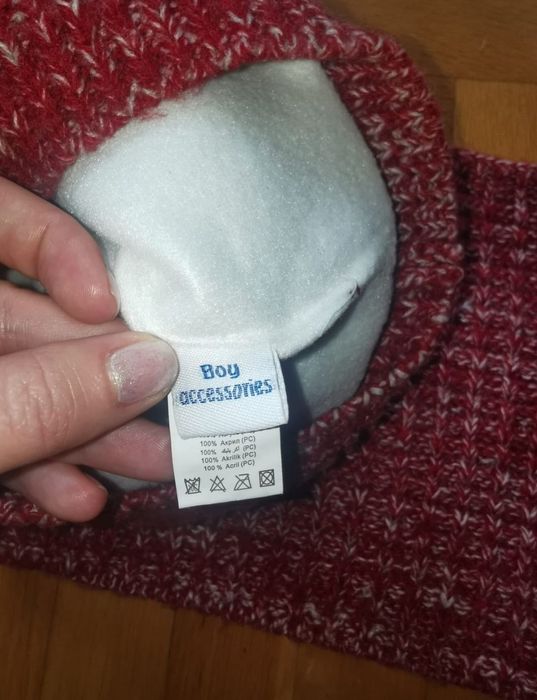 Комплект от плетена шапка и шал в червено и бяло