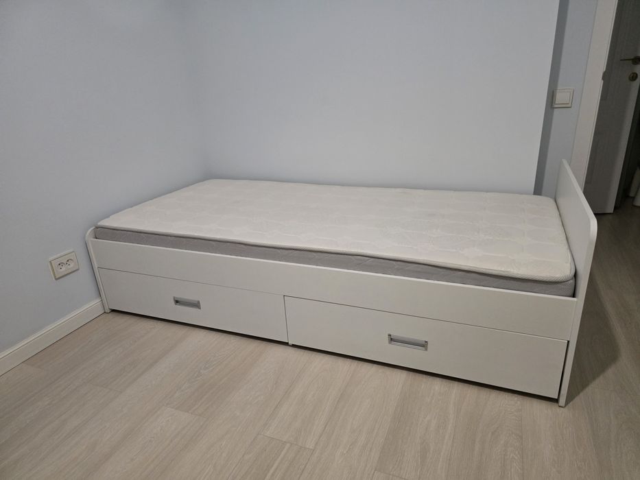 Продам кровать 2×0.9м  2 шт с матрасом