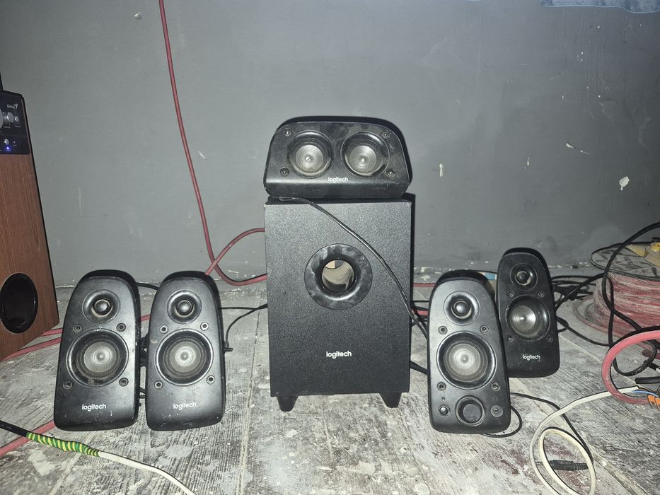 Boxe de vânzare un sistem Logitech de gaming si un subwoofer de la Yamaha