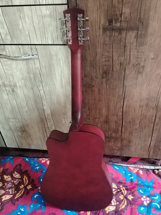 Gitara yangi uncha ishlatilmagan