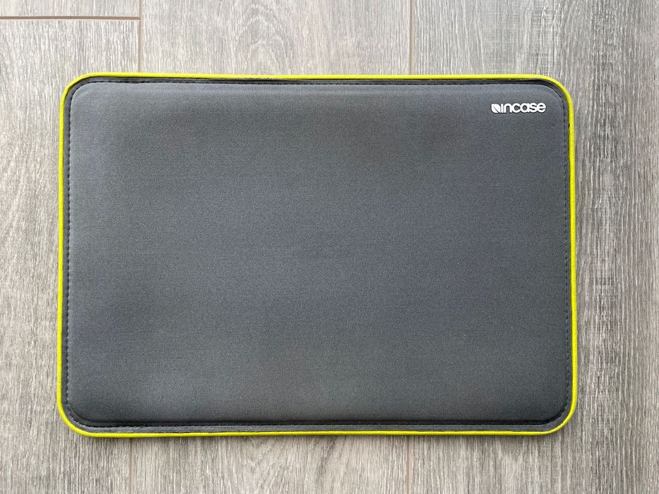 Incase ICON Sleeve с Tensaerlite за MacBook Air 13 инча - Сив