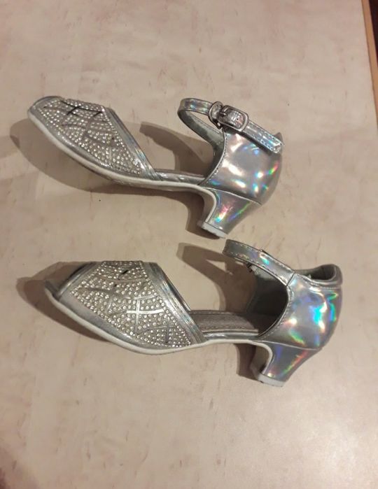 Продам детские босоножки