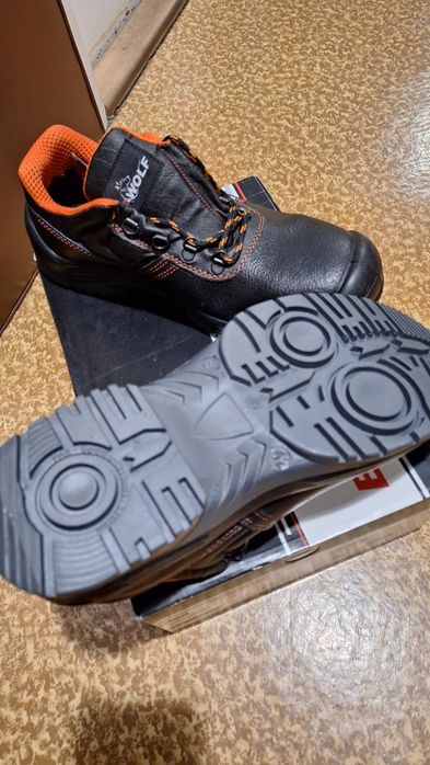 Работи обувки U. Power и B-wolf