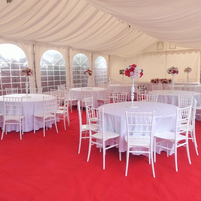 Închiriez scaune Chiavari și mese rotunde