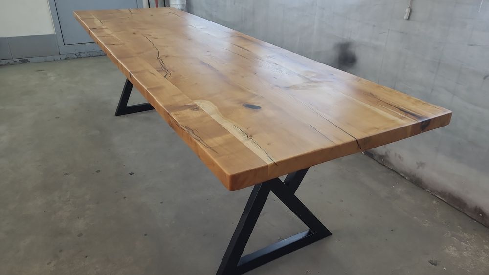Masa masiva din lemn de cires