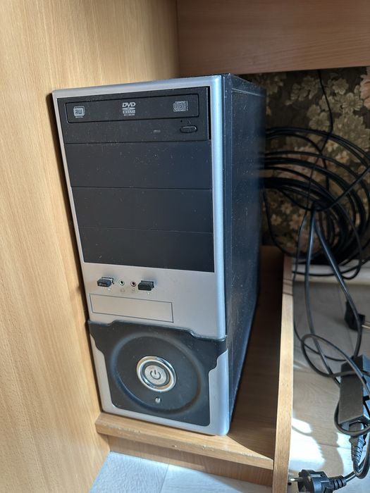 Монитор, системный блок и клавиатура