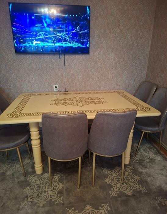 Отдам даром стол и стул диван