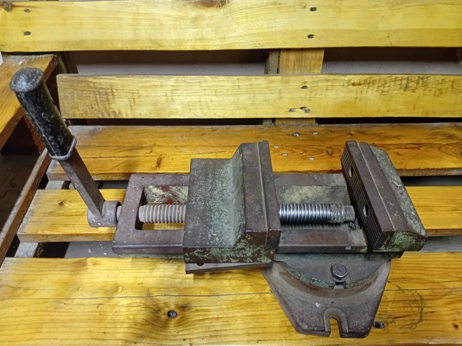 Продам тиски станковые