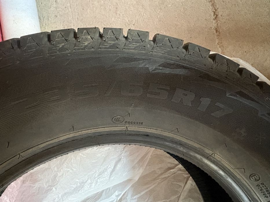 Зимние шины 235/65/17