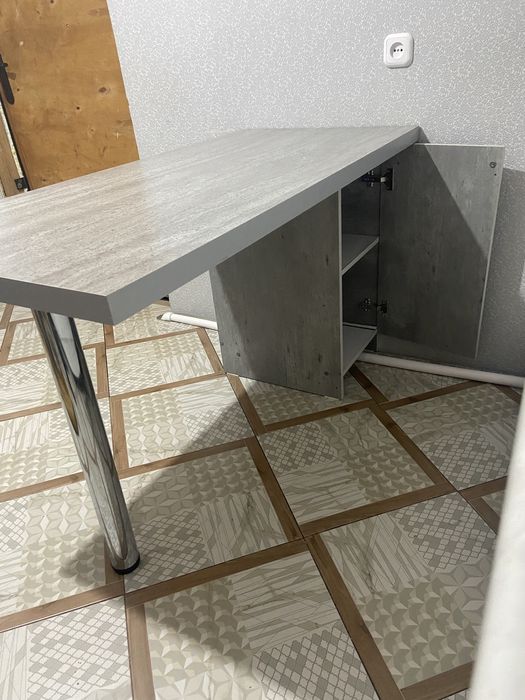 Стол с тумбочкой