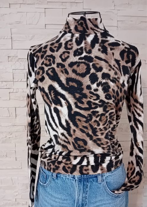 Bluza pe gat, in nuante  de maro , foarte draguta.