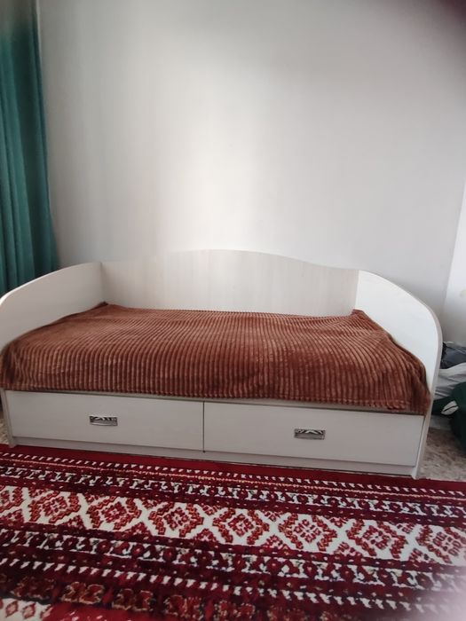 Кровать с матрасом.