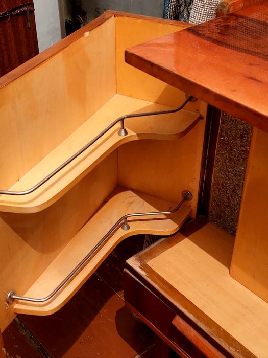 Качественная подставка под телевизор с баром внутри