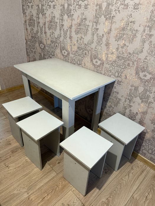 Стол и стульчики срочно продам