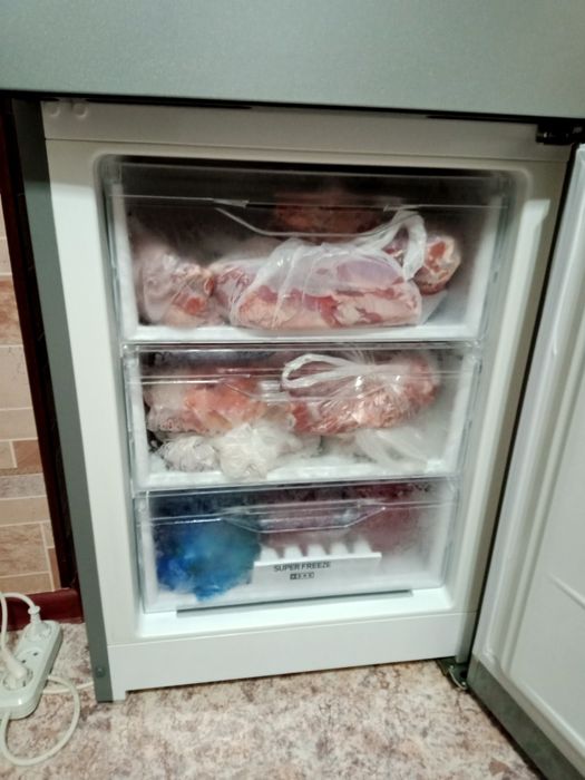 Продам холодильник Indesit.