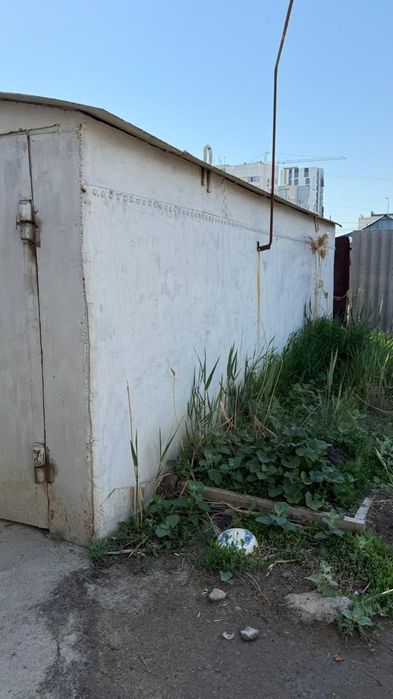 На стройматериалы продается дом под снос.