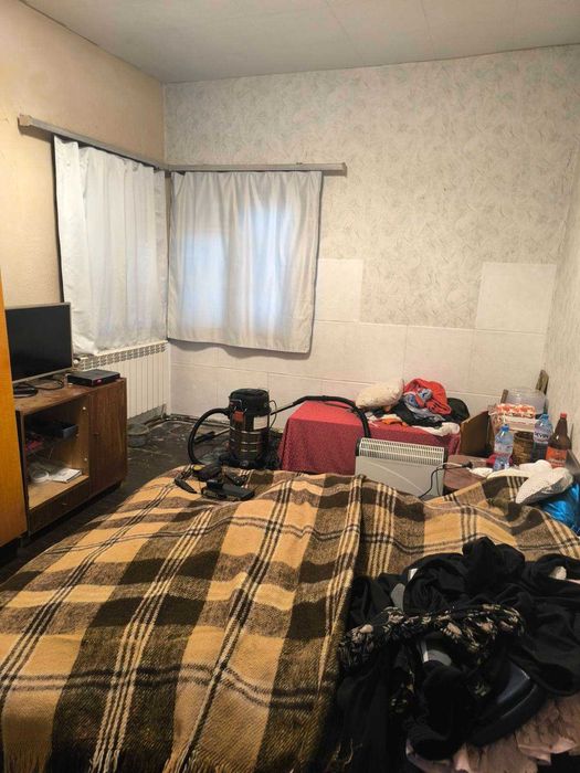 Продавам просторна къща с голям двор - гр. Димово