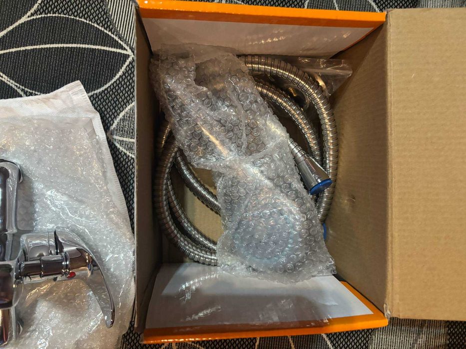 Продавам чисто нов душ подвижен смесител за баня.