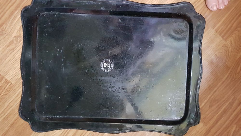 Поднос прямоугольный размером 35 см ×60 см.