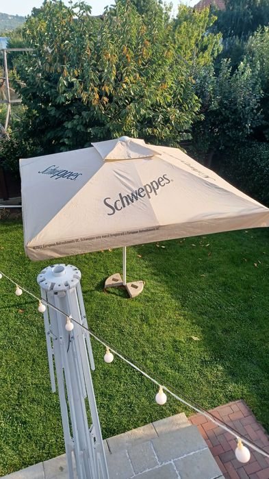 Umbrelă de terasă profesională de 3,5 metri, cu design Schweppes. Ideală pentru a oferi umbră și protecție în grădină sau pe terasă. ID: 308959390