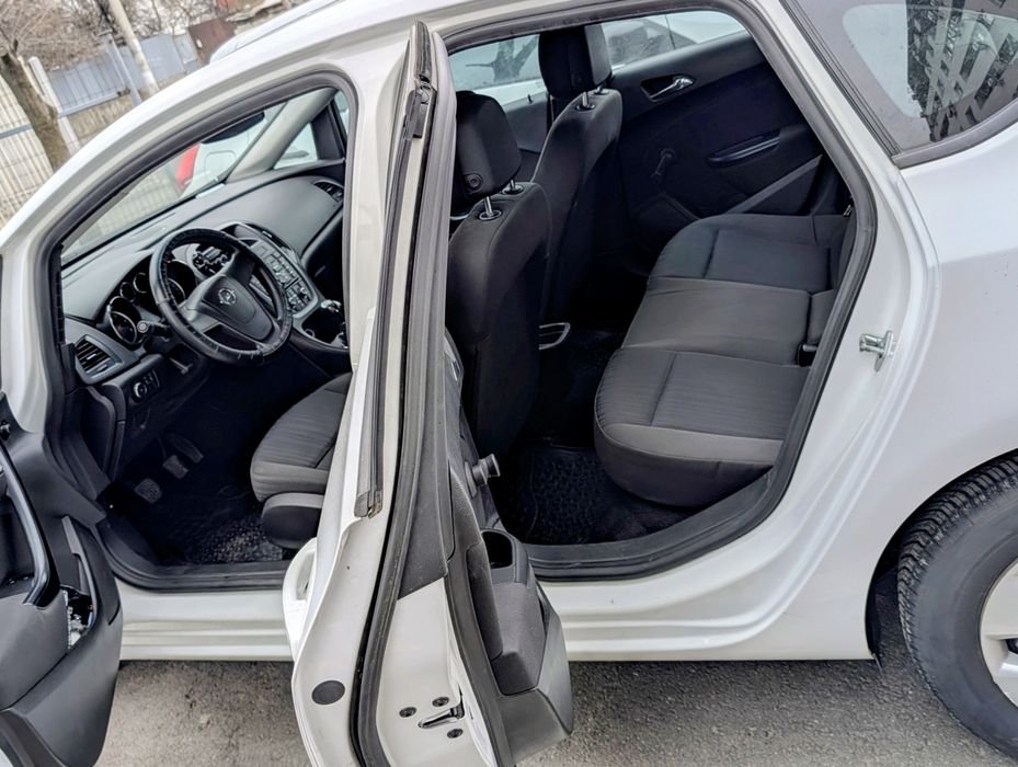 Opel Astra J Notchback,  1.7 CDTI, 110 CP,  2014