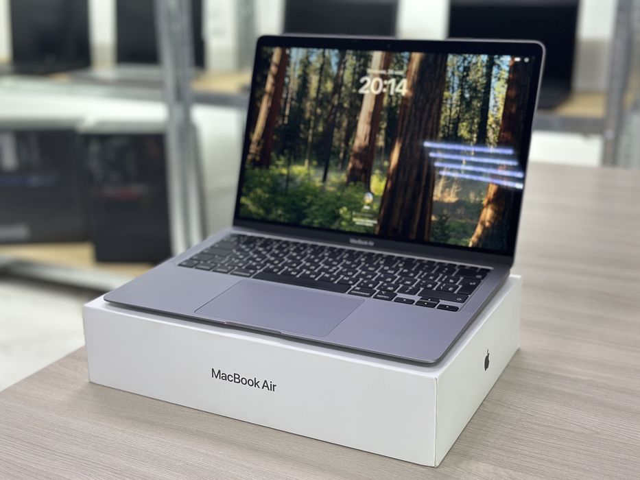 Apple Macbook Air 13 / M1 Chip / в идеальном состоянии / комплект