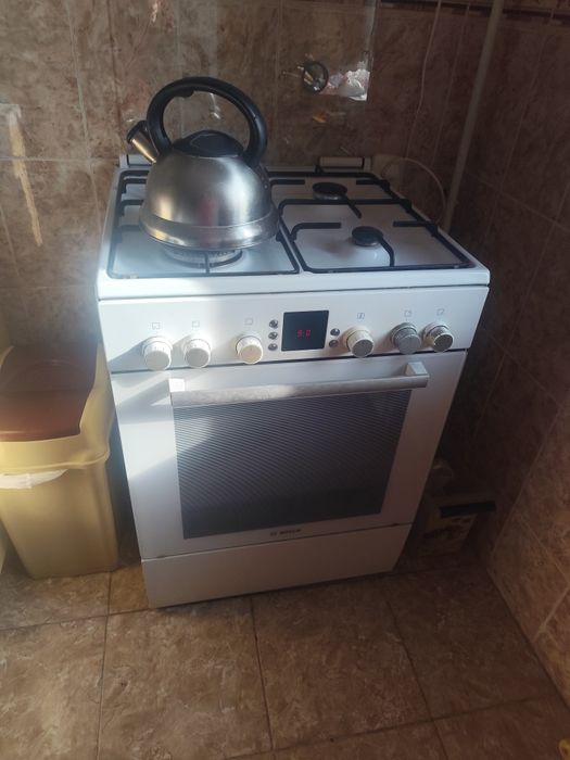 Продам газовую плиту с эл.духовкой Bosсhh
