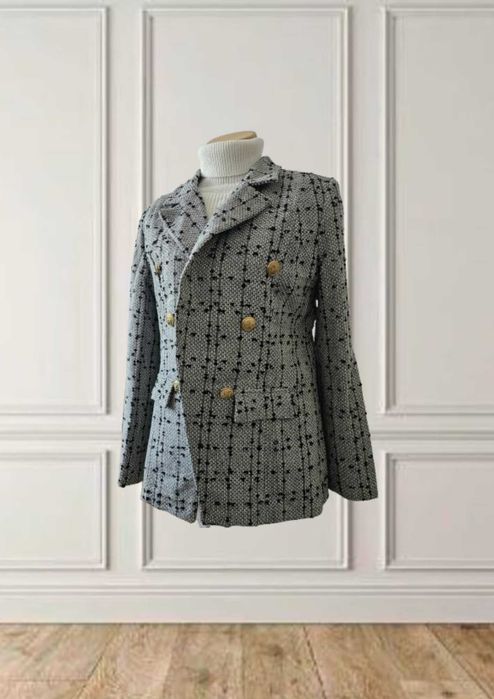 Дамско сако в сиво, с двуредно закопчаване