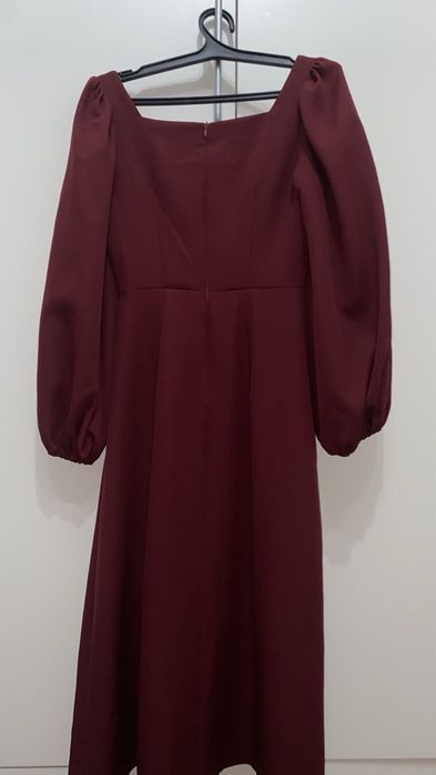 Бордовое платье