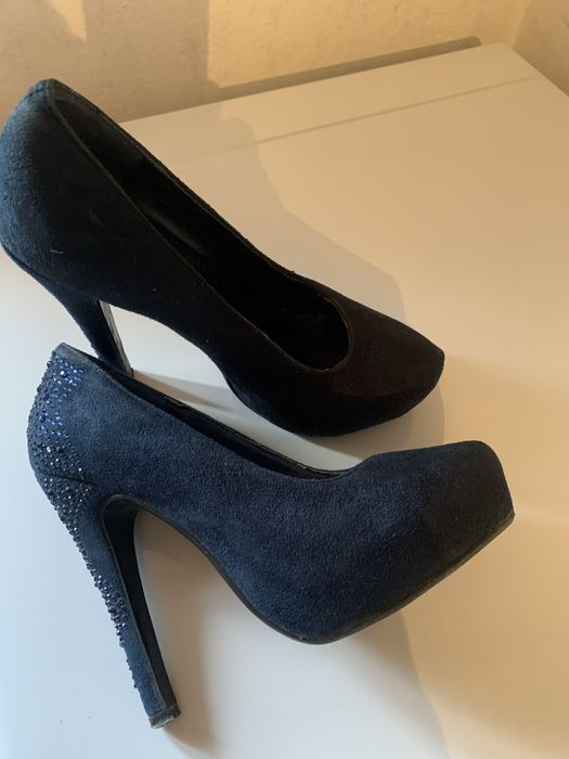 Продаю б/у диван ,обувь