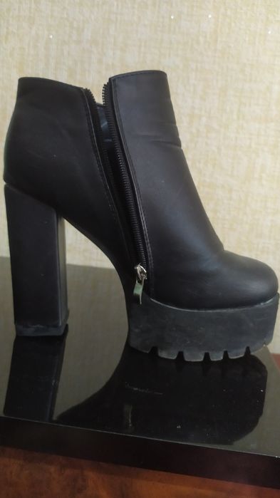 Сапоги на высоких каблуках