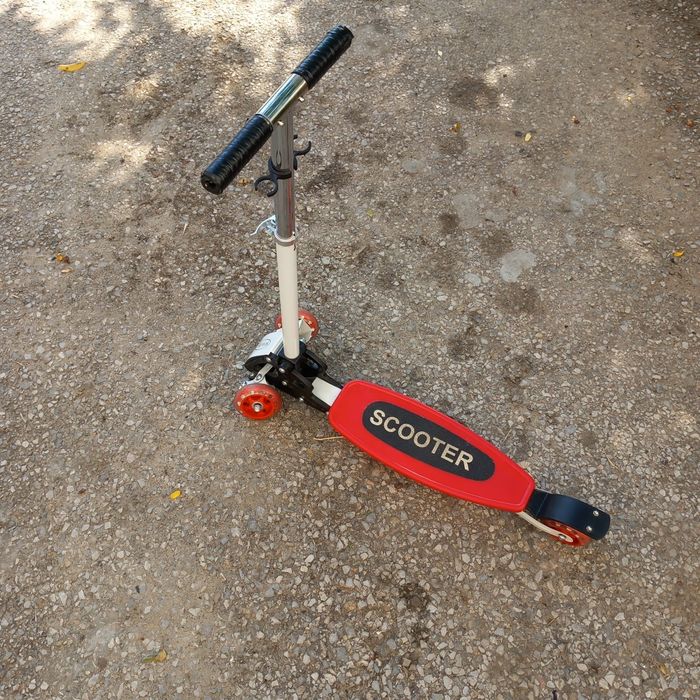 Детски   скутер                 .