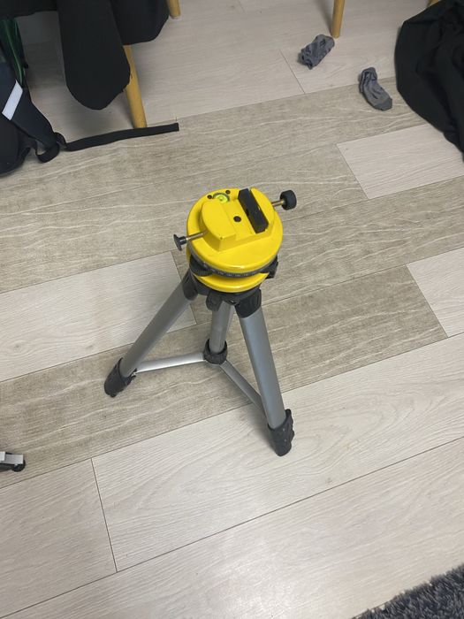 Trepied de Nivela German ca nou Metalic