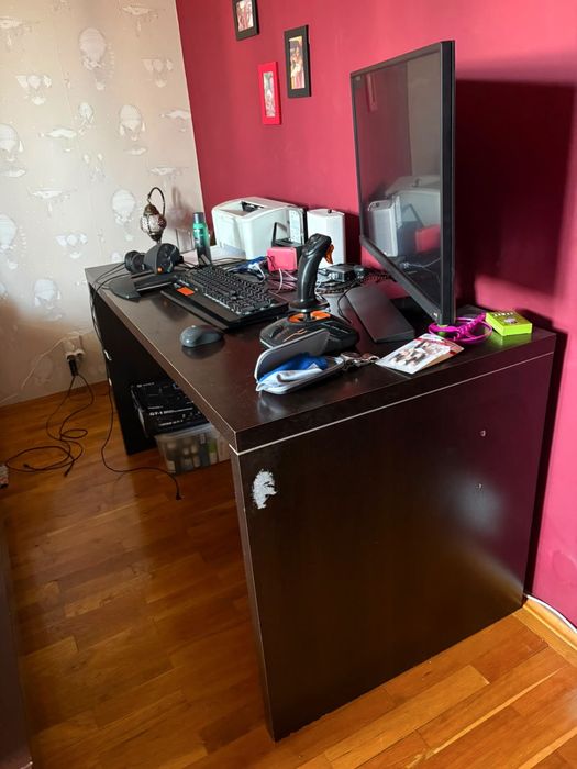 Birou spatios Ikea