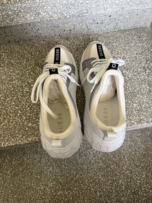 Маратонки Guess.