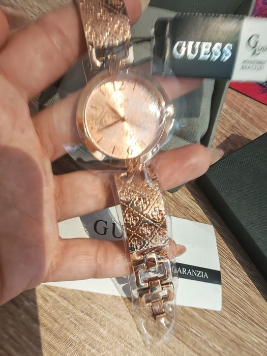 Часовник GUESS-дамски