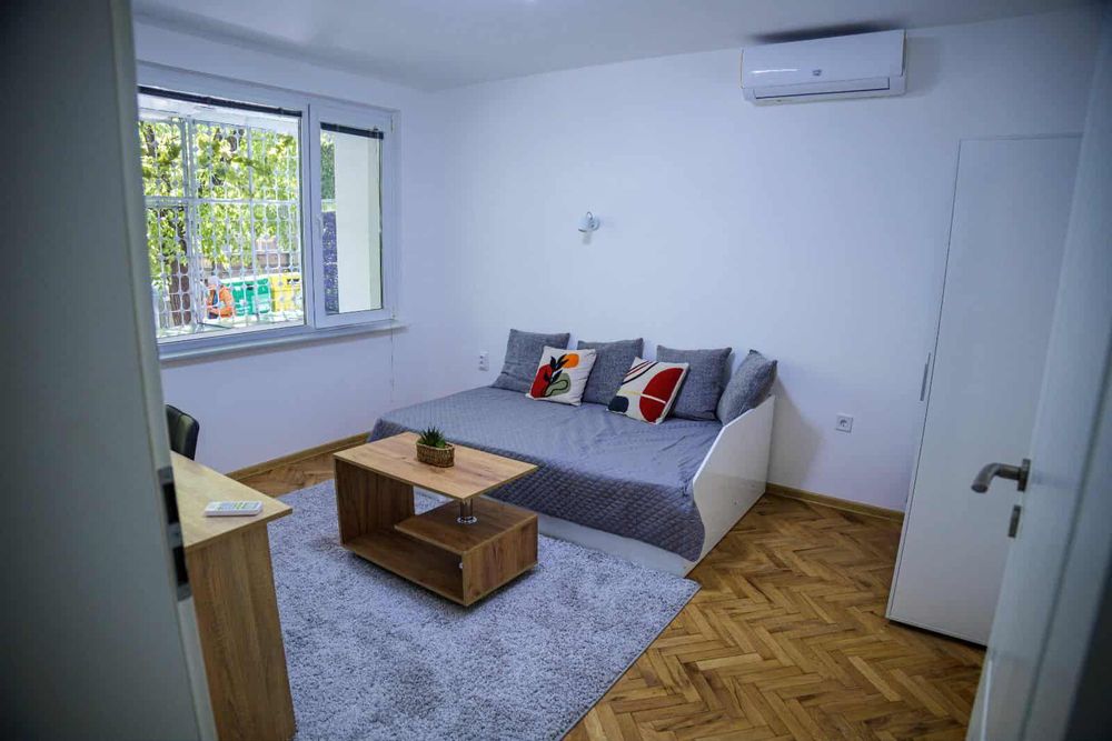 Дава се под наем Тристаен апартамент в Варна, Нептун - 68 кв.м за 562 € - Снимка #1