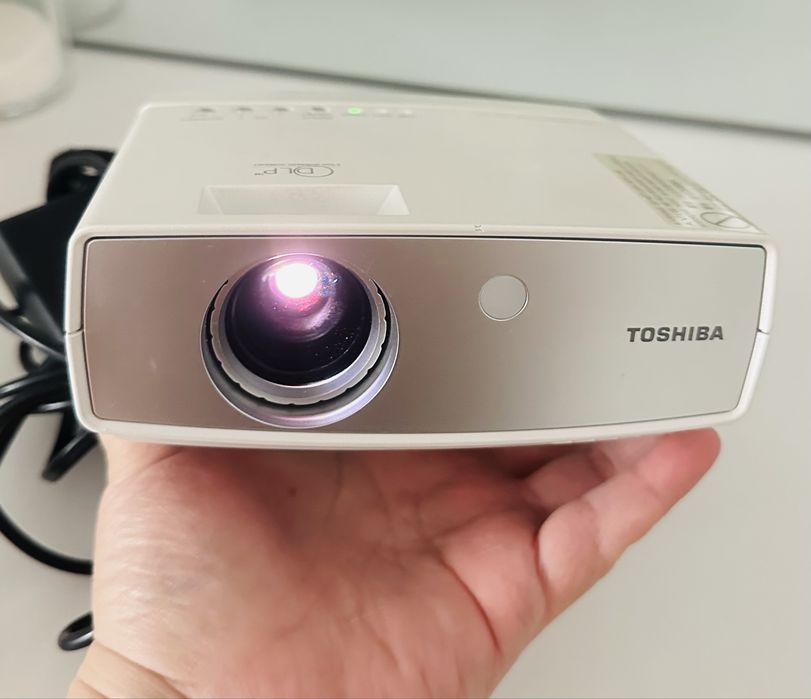 Портативный проектор Toshiba