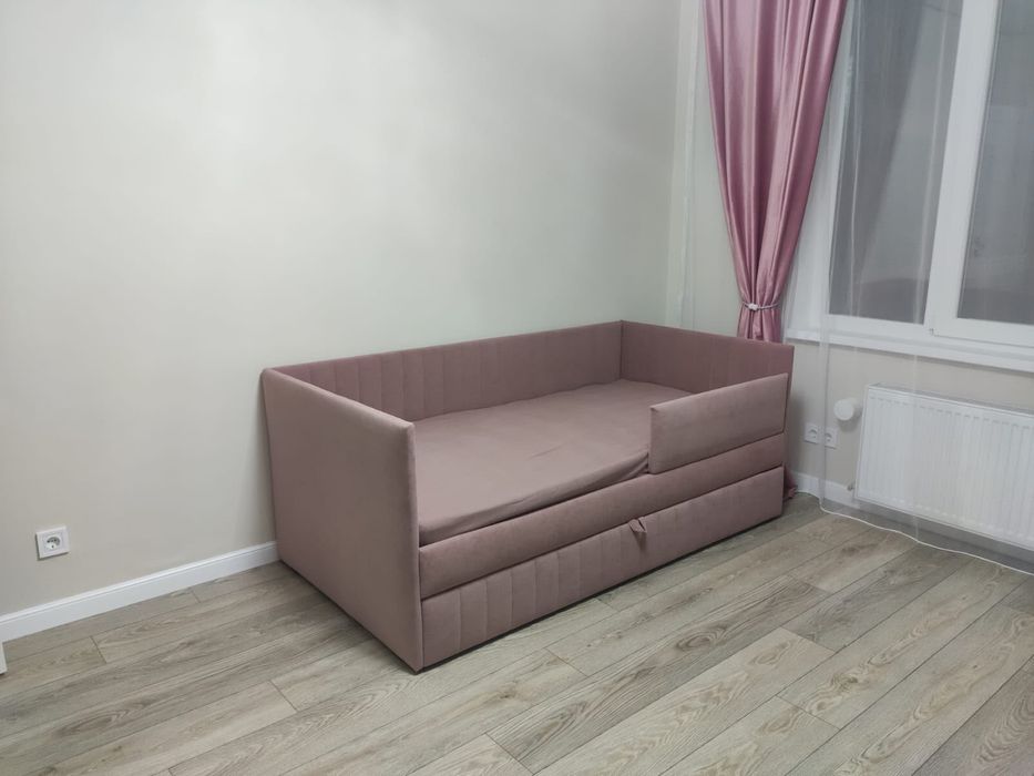 Кровать 180*90 в розовом цвете