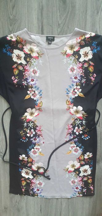 Рокля Oasis XS идеална