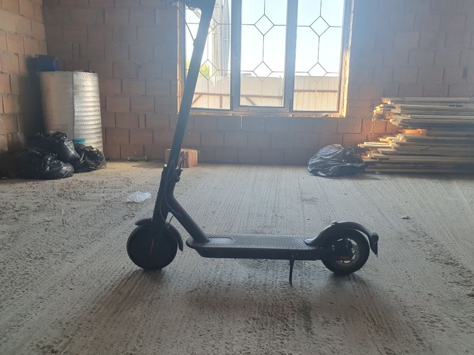 Trotineta electrică merge foarte binene incarcator am prinde25kmh și trebuie schimbate doua roti