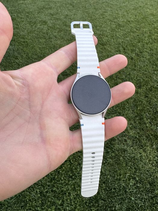 Samsung Galaxy Watch7 41mm model SM-L300 ORIGINAL folosit cateva saptamani impecabil ca NOU culoare albe - include cablu de incarcare