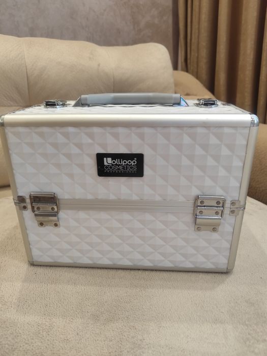 Професионален куфар за грим Lollipop Cosmetics 
Наличност:
Наличен
Мар