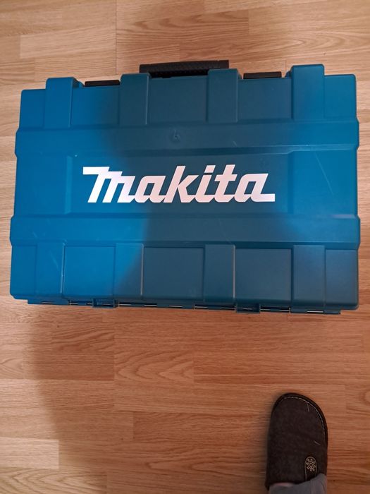 Vand picamer  Machita nou in cuyie  si 4 burghie  si o carofa