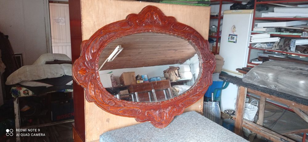 Vând oglinda cu rama de lemn făcută manual