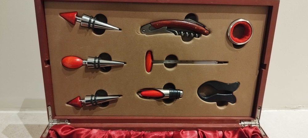 Шахматна кутия с дървени фигури и аксесоари за вино