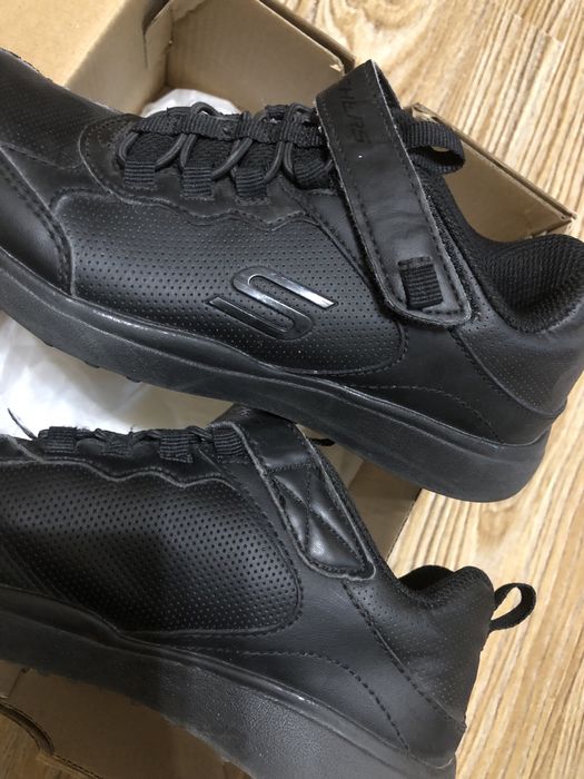 Продаются кроссовки и мокасины.