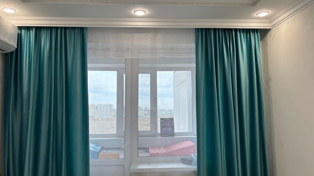 Шторы и диван Новасити