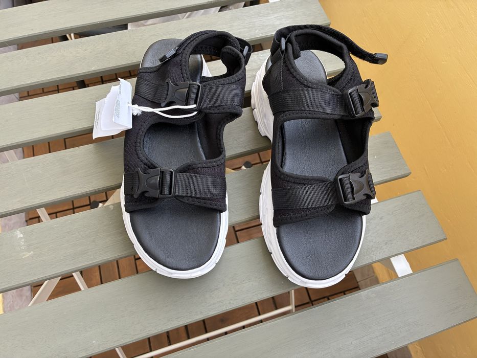 Сандали чисто нови