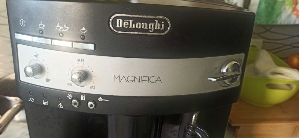 Продавам кафе машина delongi magnifika